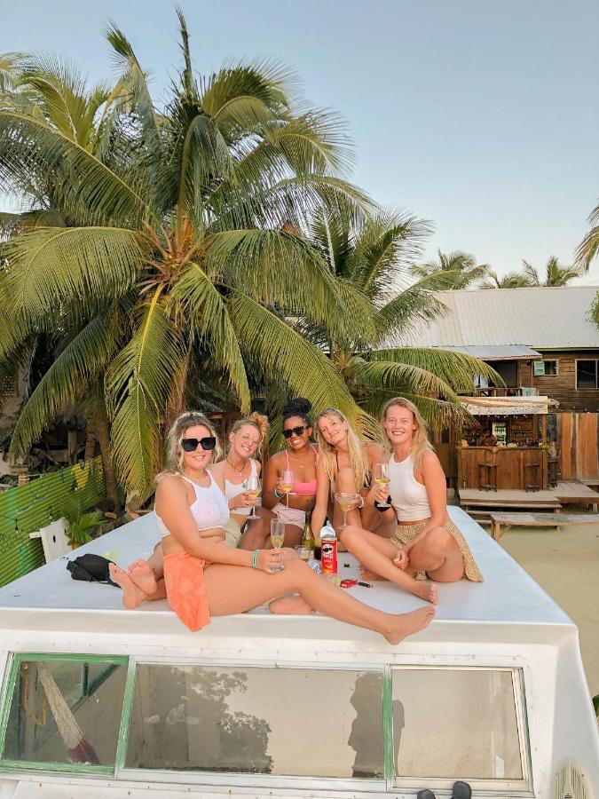 Bella'S Backpackers Hostel Caye Caulker Exterior foto