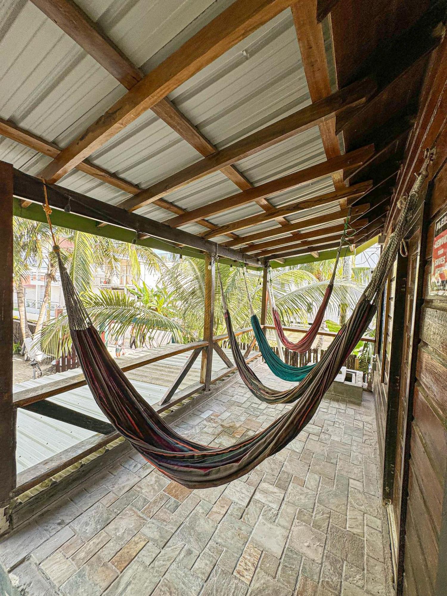 Bella'S Backpackers Hostel Caye Caulker Exterior foto